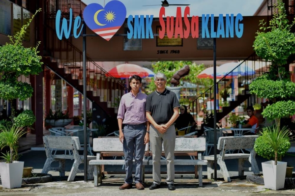 Muhammad Tufail bersama bapanya, Gulam Mohamed. 