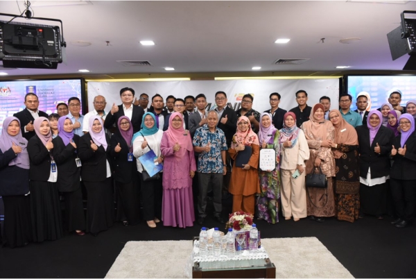 Maimunah (depan, tujuh dari kiri) dan Muhammad Nasir (depan, lapan dari kiri) bersama penganjur serta rakan strategik utama K-SEMANIS 23 pada Pelancaran Laman Sesawang K-SEMANIS 23 di Dewan Karangkraf pada Rabu.
