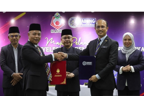 Menteri di Jabatan Perdana Menteri Hal Ehwal A gama Senator Datuk Dr Mohd Naim Mokhtar (tengah) menyaksikan pertukaran dokumen Majlis Menandatangani Memoradum Persefahaman (MoU) antara Majlis Agama Islam
Wilayah Persekutuan (MAIWP) yang diwakili Pemangku Ketua Pegawai Eksekutif MAIWP Mohd Nizam Yahya (dua, kiri) dan Perbadanan Tabung Pendidikan Tinggi Nasional (PTPTN) diwakili Ketua EksekutifAhmad Dasuki A bdul Majid (dua, kanan) ketika Majlis Pelancaran Skim Bantuan Penyelesaian Pembiayaan Pendidikan di Kolej Universiti A ntarabangsa MAIWP (UCMI) hari ini. Turut hadir Pengerusi MAIWP Tan Sri Dr Mohd Daud Bakar dan Pengerusi PTPTN Datuk Norliza Abdul Rahim. - BERNAMA