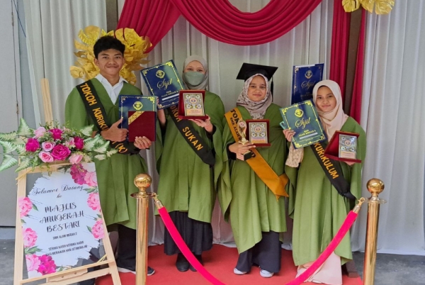 Aelisya Nadira (dua dari kanan) bersama rakan-rakan yang turut menerima anugerah pada Majlis Anugerah Bestari 2023 di Anjung Perdana SMK Alam Megah 2 Sabtu lalu. 