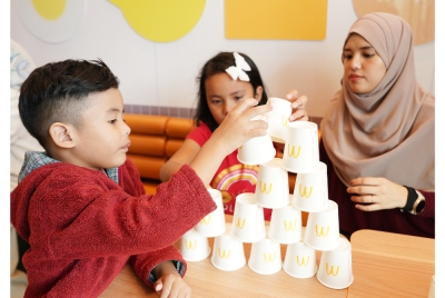 Aktiviti susun cawan turut diadakan dalam program Cuti@McD bersama hadiah menarik.
