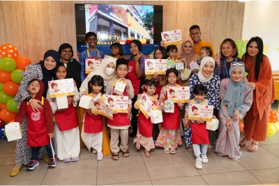 Kanak-kanak dengan gembira menunjukkan sijil penyertaan mereka selepas mengikuti aktiviti Cuti@ McD yang diadakan khas sempena cuti sekolah.
