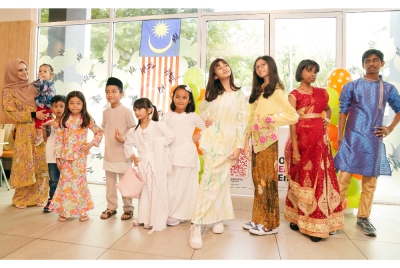 
Peserta Cuti@McD memperagakan fesyen tradisi masing-masing.