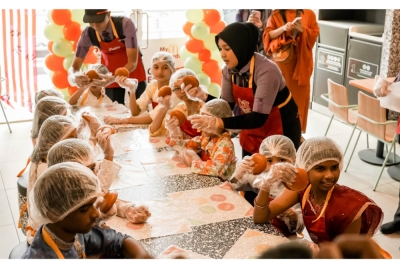 Pengalaman menyediakan hidangan Happy Meal Chicken Burger antara aktiviti yang disediakan dalam program Cuti@McD sempena cuti sekolah.