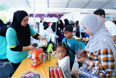 Orang ramai tidak melepaskan peluang membeli barangan di reruai Lotus’s untuk mendapatkan harga diskaun. 