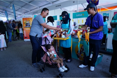 Pengunjung reruai Lotus’s diberikan sampel produk secara percuma pada Karnival Pendidikan Sinar Bestari pada Sabtu. 