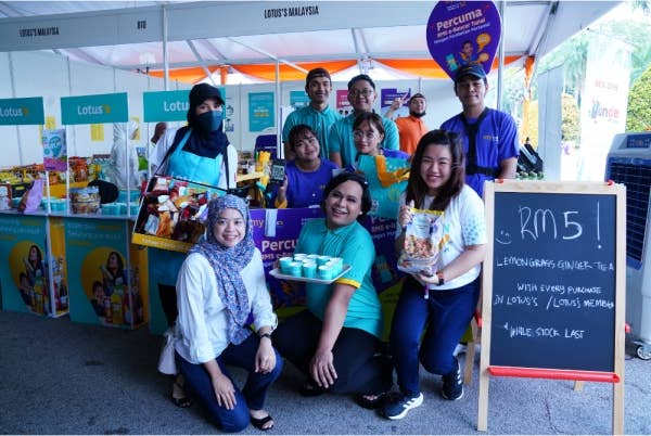 Kakitangan Lotus’s yang bertugas menyambut kedatangan pengunjung di reruai Lotus’s pada Karnival Pendidikan Sinar Bestari pada Sabtu. 