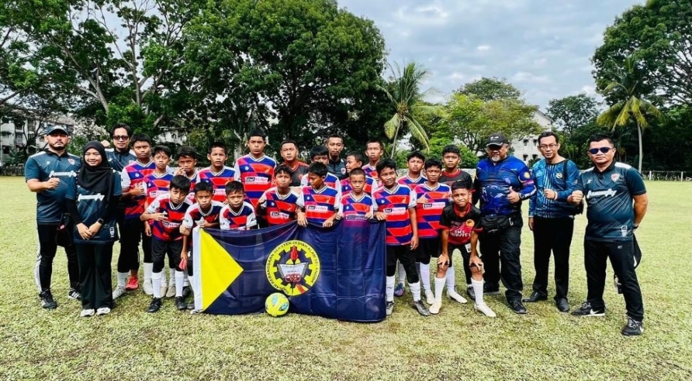Nik Juhaidi (kiri) bersama wakil guru, wakil Persatuan Ibu Bapa dan Guru (PIBG), barisan kejurulatihan dan pemain yang menggalas cabaran saingan Piala Raja Muda Selangor.