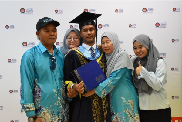 Cikgu Muhammad Ezwan (tengah) bersama ahli keluarga yang sentiasa menyokong dalam apa jua perkara dilakukan olehnya. 