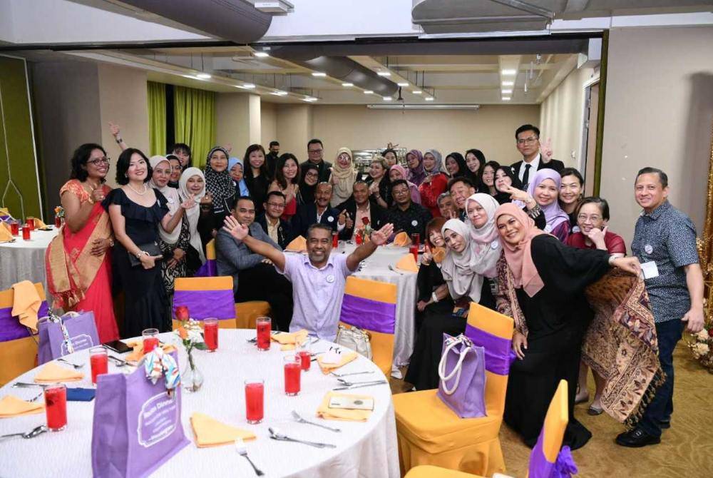 Alumni USM yang hadir memeriahkan majlis makan malam di sebuah hotel di Kuala Lumpur, baru-baru ini.  
