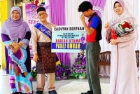 Mohd Danial Hakim tidak dapat menahan sebak sejurus pengacara majlis mengumumkan nombor 118 miliknya sebagai pemenang hadiah utama cabutan bertuah.