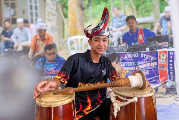 Muhammad Amirul Mustaqiem atau Belalang mengambil keputusan berhenti sekolah kerana rasa cintanya terhadap seni muzik tradisional. 