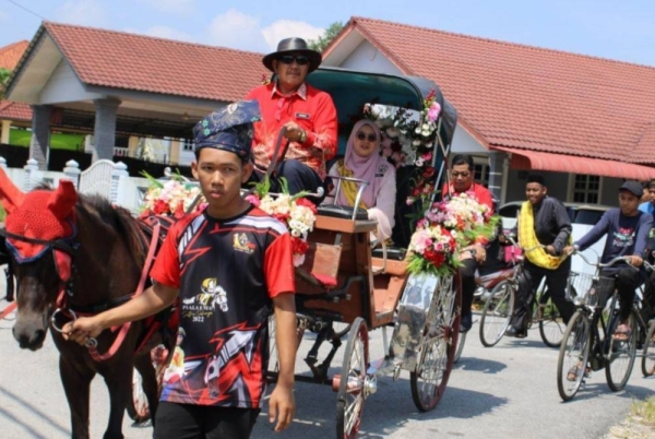 Cikgu Rohida diarak dengan kereta kuda diiringi pengayuh basikal klasik.
