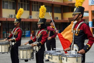 Selain memainkan alat muzik, setiap ahli pasukan wajib berkawad kaki.