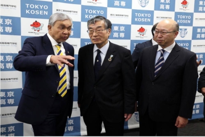 Ahmad Zahid (kiri) berbual dengan Presiden NIT, KOSEN, Isao Taniguchi ketika mengadakan lawatan ke institut itu pada Isnin.