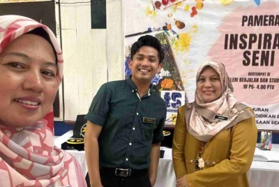 Dari kiri wakil PPD Omeearnita Abdul Wahid, pengelola program Cikgu Muhammad Najdi dan Guru Besar, Saniah Abdul Karim.