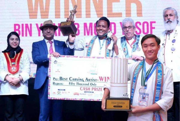 Pasukan Kolej Komuniti Beaufort mengharumkan nama negara dengan meraih pingat emas dan perak di Pakistan International Culinary Championship 2024, Musim Ke-6 menerusi Mohd Yusoff (tiga, dari kiri) dan Wisley (depan). 