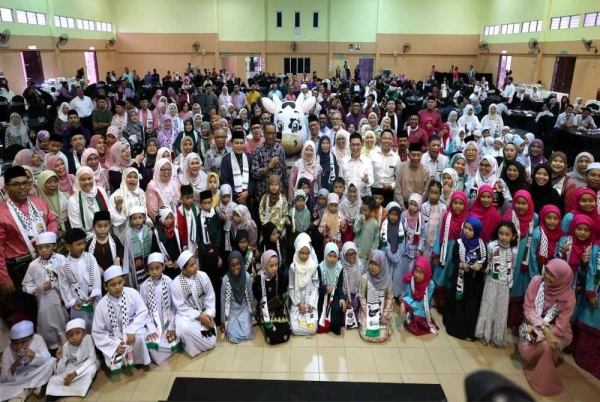 Fadhlina pada Majlis Iftar Si Burung Kecil dan Ramah Mesra bersama Media di Kuala Lumpur pada Isnin. 