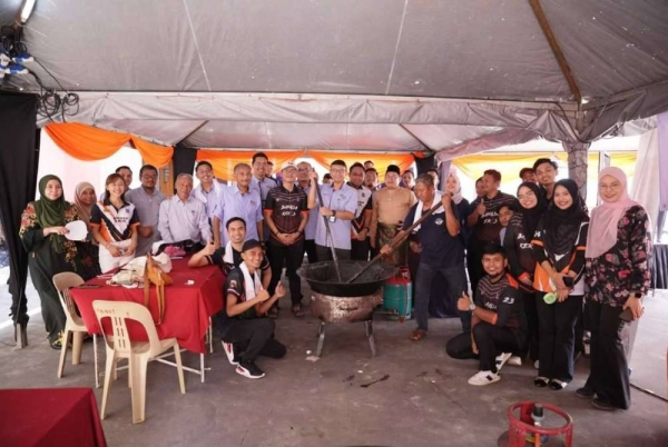 Sebahagian yang terlibat dengan aktiviti bergotong royong menghasilkan dodol.