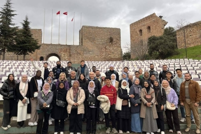 Pelajar UPM bersama pelajar Kocaeli University ketika mengunjungi Benteng Istana Eskihisar.