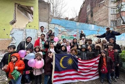 Para peserta bergambar bersama anak-anak Syria di Sekolah An-Nakhba.