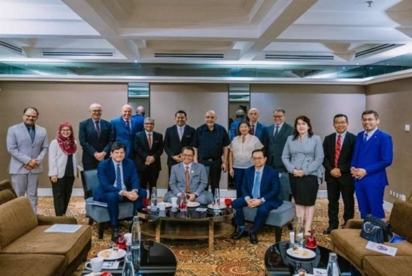 Hab Malaysia Erasmus , yang beroperasi di UTM Kuala Lumpur, bakal menjadi pusat perbincangan dan maklumat sehenti bagi semua perkara berkaitan Hab Malaysia Erasmus .