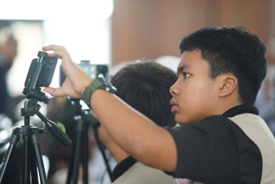 Salah seorang peserta TV PSS merekodkan taklimat.