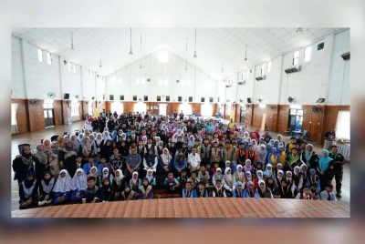 Antara peserta, para guru pengiring, wakil jabatan pendidikan dan kru produksi Sinar Bestari/Sinar Harian bergambar kenangan selepas tamatnya Jelajah TV PSS di SMK Saujana Utama, Selangor.