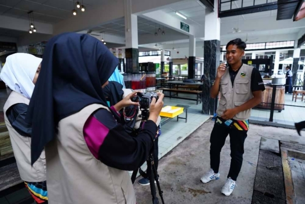 Peserta TV PSS sedang melaksanakan tugasan sebelum ditayangkan pada sesi akhir.