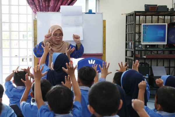 Guru Tabika Pra Tahfiz Kemas Lorong Gemia, Rosnani Mamat mengajar murid-murid pada sesi pembelajaran di tabika itu.
