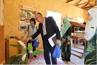 Delegasi dibawa melawat Rumah Tim Tech iaitu rumah kayu..