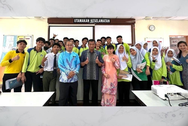Cikgu Norazri (empat dari kiri) dan Anuar (tengah) bersama peserta yang mengikuti Program Intervensi Perdana ICU SPM. 