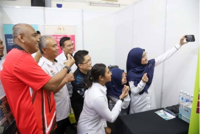 Kah Woh (empat dari kanan) bergambar bersama petugas reruai.