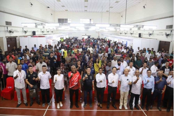 Kah Woh bergambar dengan tetamu dan pelajar yang hadir.