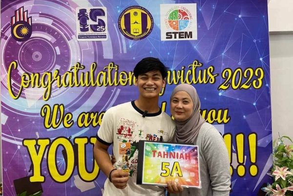 Syed Arif bergambar kenangan bersama ibunya ketika Majlis Penyerahan Keputusan SPM 2023 di SMK Putrajaya Presint 6 (1). 