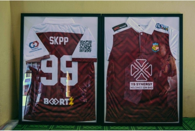 Jersi baru pasukan bola sepak SK Puncak Perdana.