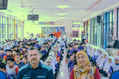 Murid SK Puncak Perdana hadir untuk memeriahkan majlis pelancaran jersi baharu.