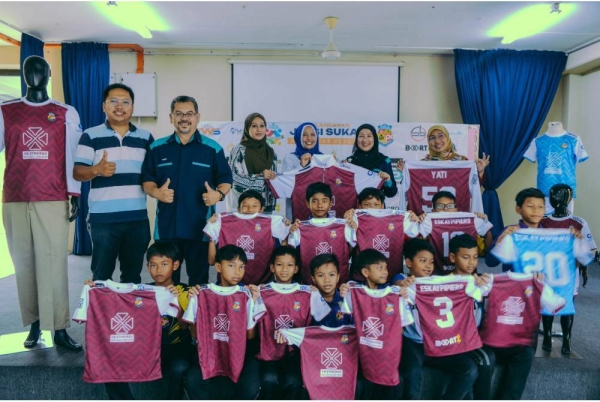 Mohd Aslam berserta penaja dan skuad bola sepak SK Puncak Perdana.