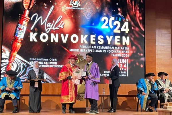 Salah seorang graduan yang diraikan dalam Majlis Konvokesyen Persijilan Kemahiran Malaysia Murid Bekeperluan Pendidikan Khas 2024. 