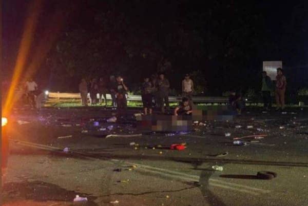 Keadaan lokasi kemalangan melibatkan bas dan treler di Lebuhraya Tun Abdul Razak, Muadzam Shah awal pagi Ahad.