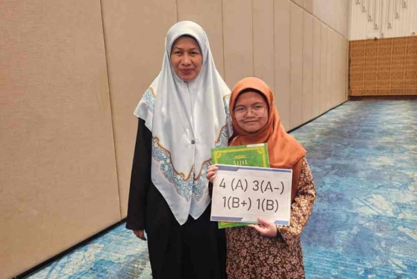 Nurul Izzati bersama ibunya selepas menerima anugerah pelajar cemerlang SPM 2023 di SICC, Kota Kinabalu.