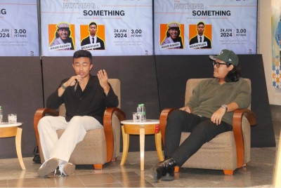 M. Shaffuan (kiri) dan Adam Raden (kanan) berkongsi pengalaman pencipta kandungan mereka.