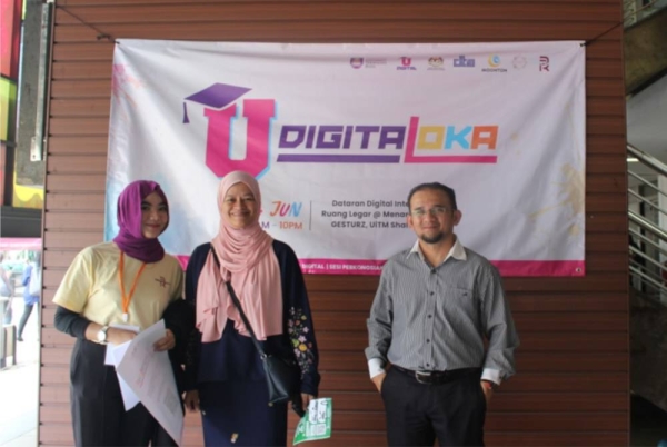 Timbalan Dekan Penyelidikan dan Jaringan Industri, Dr Tengku Elena Tengku Mahamad (tengah) dan Timbalan Dekan Hal Ehwal Pelajar, Ahmad Faisal Ahmad Fiah (kanan) di Dataran Digital Interaktif sempena program U-DIGITALOKA. 