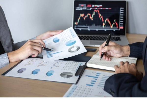 Pelaburan melibatkan pelbagai bentuk termasuk pelaburan dalam saham, bon, hartanah, perniagaan dan lain-lain.