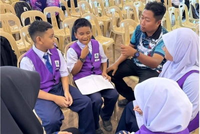 Seorang guru (tiga dari kanan) memberi penerangan kepada murid sekolah di program Jelajah TV PSS Sinar Bestari di SM Sains Kepala Batas.