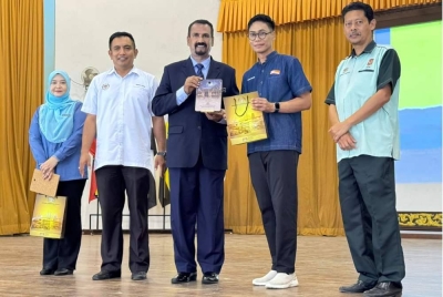 Pengarah Projek Jelajah TV PSS Sinar Bestari, Meen Tahrin (dua dari kanan) menyampaikan cenderahati kepada Abdul Said selepas tamat program itu di Pulau Pinang.