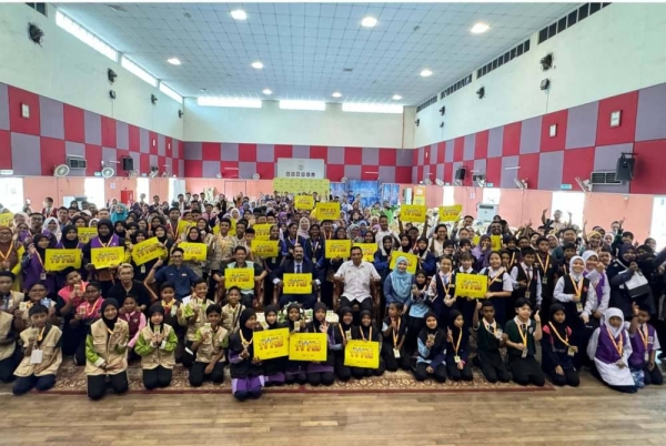 Kesemua peserta Jelajah TV PSS Sinar Bestari bergambar bersama Abdul Said (duduk di tengah) di SM Sains Kepala Batas, Pulau Pinang.