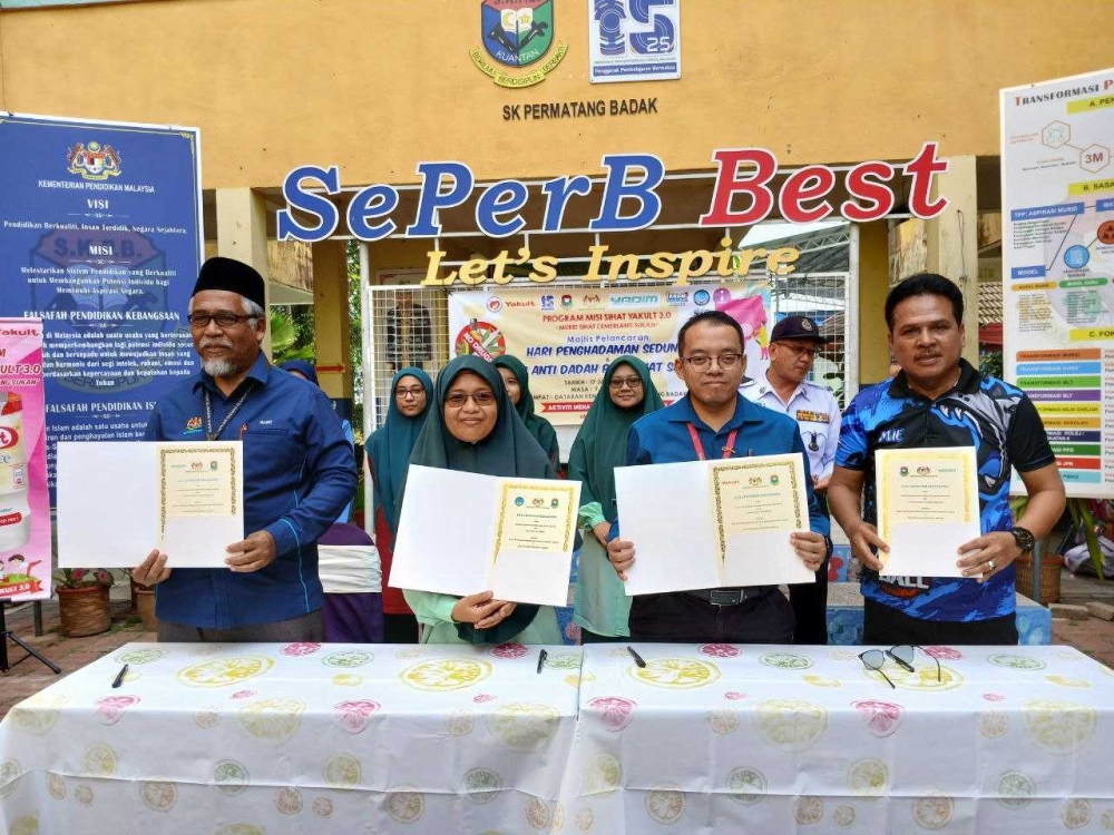 
Dari kiri: Alwi; Guru Besar SRI Al Amin, Hamnah Jusri; Mohd Izzuddin dan Azmi sewaktu sesi tandatangan sijil jaringan bersama agensi masing-masing.