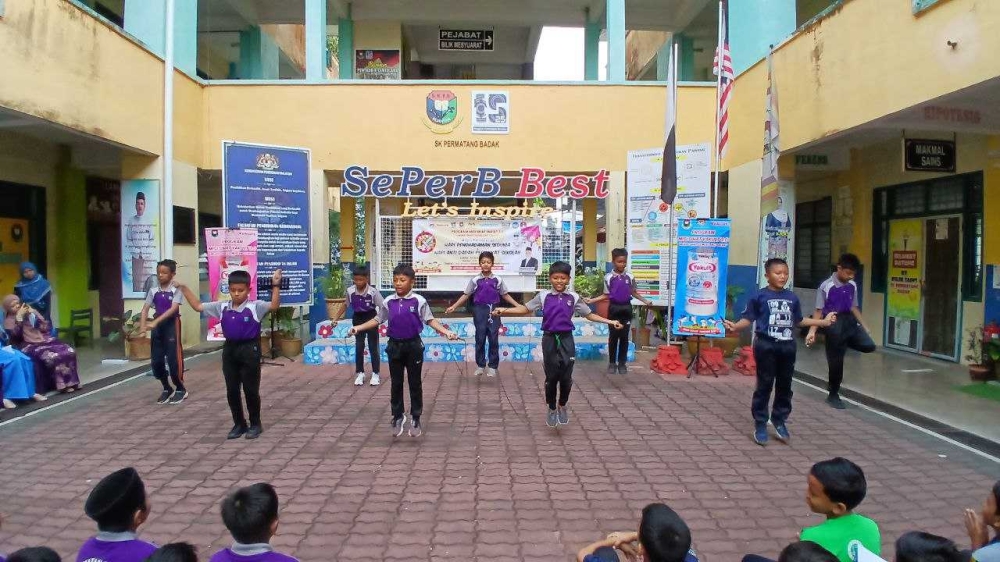 
Persembahan lompat tali oleh murid-murid menepati Program Misi Sihat Yakult 3.0.