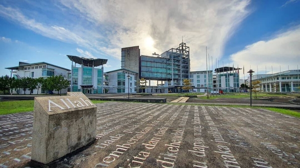 Sijil ijazah dikeluarkan oleh UNIMAS mempunyai ciri-ciri keselamatan tersendiri.